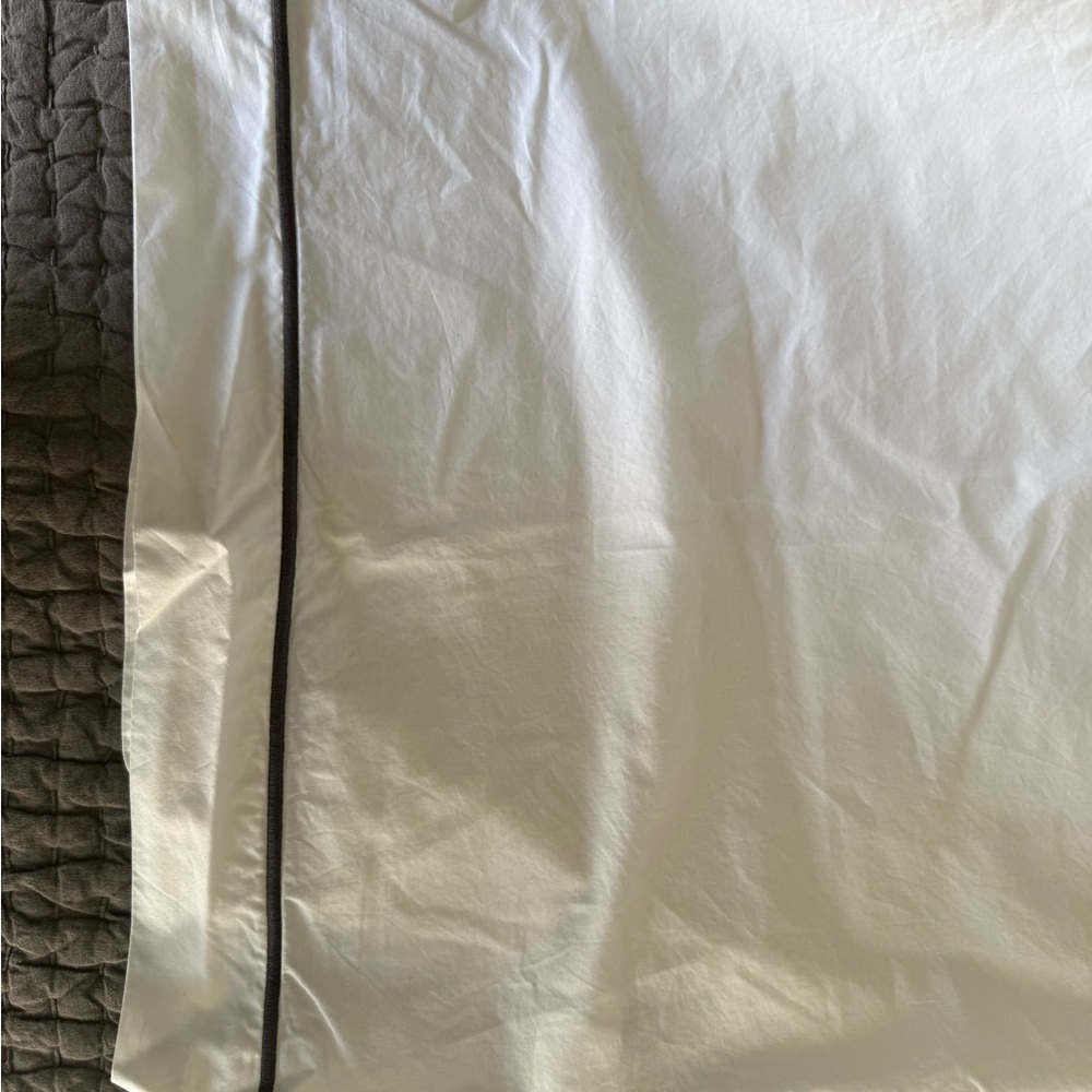 Frette hotel bundle includes 8 pieces